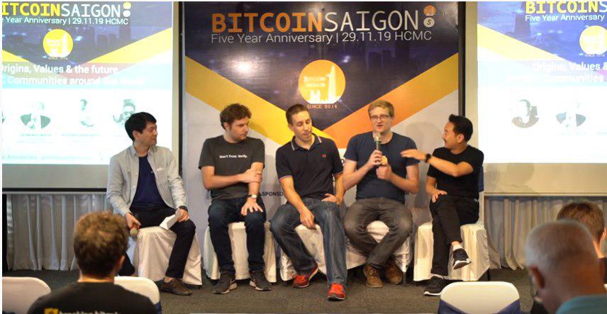 Tomo Huynh (Người điều hành), Richard Bensberg (Bắc Kinh), Dominik Weil (Sài Gòn), Leonhard A. Weese (Hong Kong) and John Saeyong Ra (Seoul) trong phần mở đầu chương trình kỉ niệm 5 năm Bitcoin Sài Gòn.