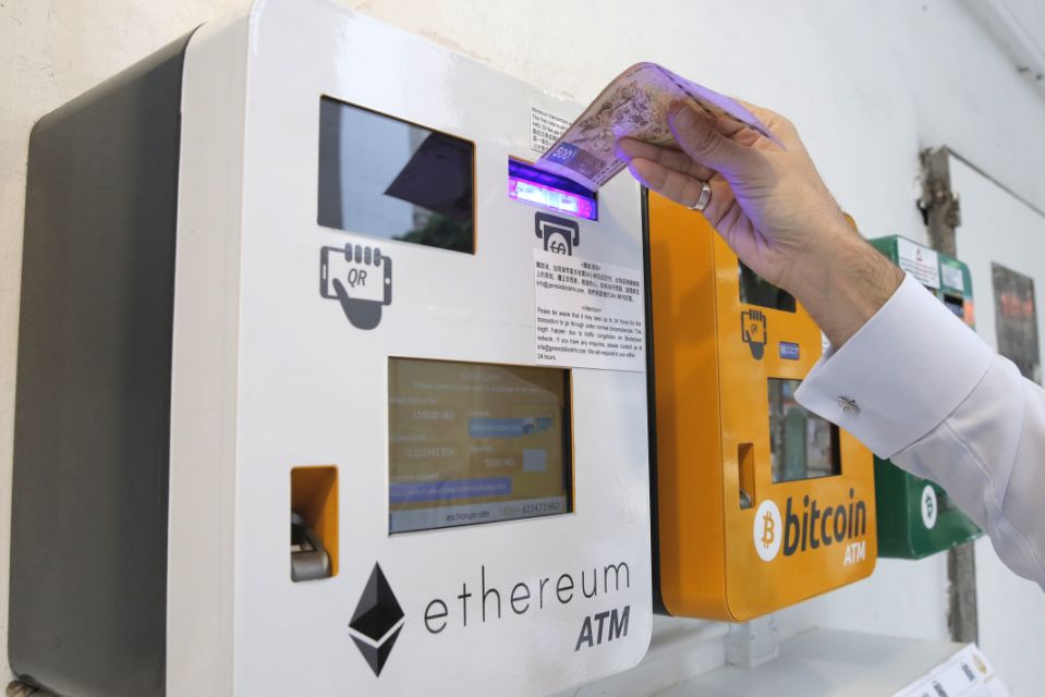 Một người đàn ông sử dụng máy ATM Ethereum ở Hồng Kông, Thứ Sáu, ngày 11 tháng 5 năm 2018. Ethereum là một trong những loại tiền ảo phổ biến trên thế giới. (Ảnh AP / Kin Cheung)