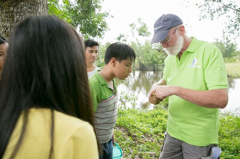 Rich đang dạy cho Thanh niên Việt Nam những lợi ích của các nguyên tắc Nông Nghiệp Vĩnh Cửu