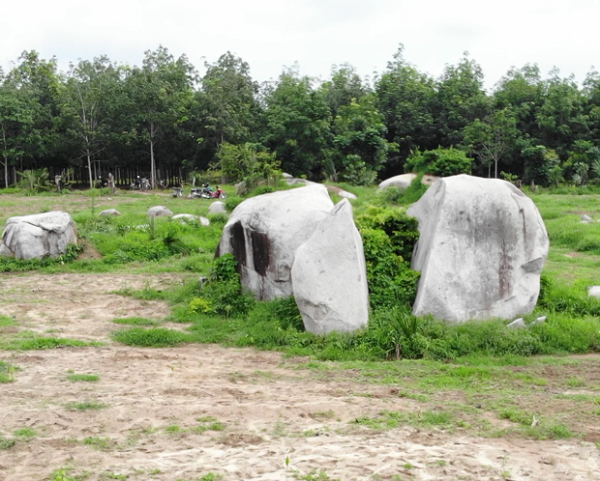 phiến đá chẻ đôi giống như một tác phẩm nghệ thuật của thiên nhiên